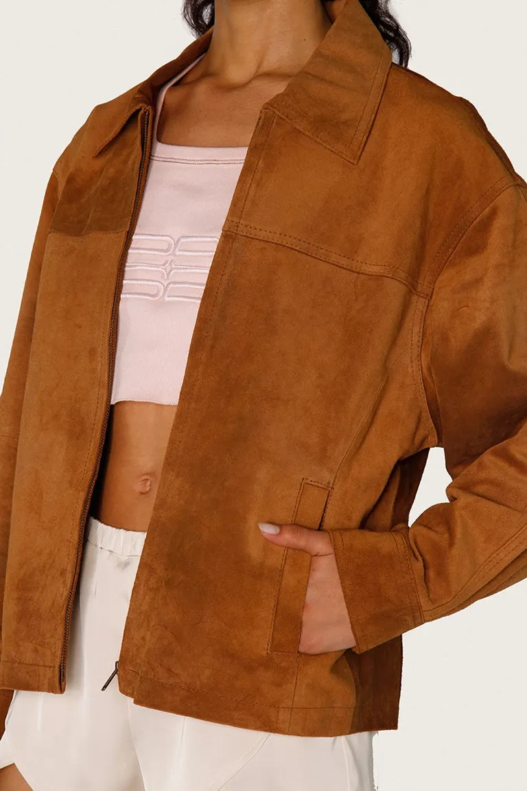 Campera de gamuza marrón con cierre central y detalles en la espalda de Sofia Sarkany en Chaquetas para argentina