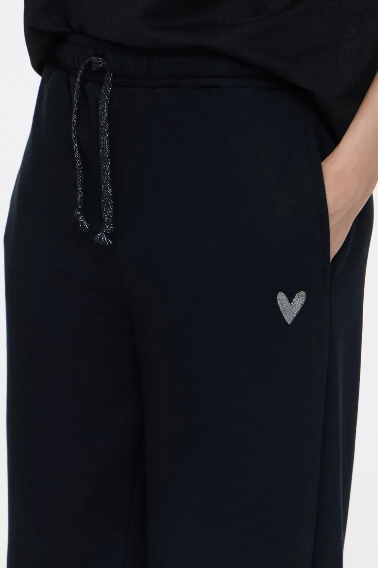 Pantalón de corte holgado con cintura elastizada, cordón de ajuste, bolsillos laterales y tajo en el ruedo de Cuesta Blanca en Pantalones para argentina