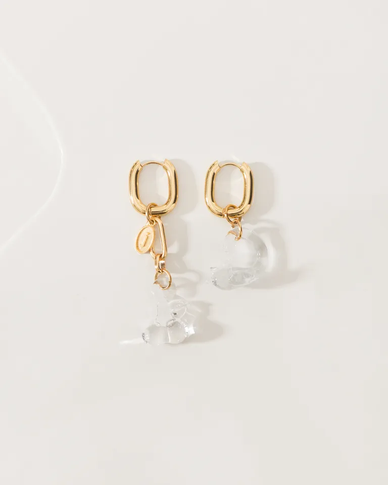 Pendientes colgantes de cristal y detalles en oro, un accesorio versátil y sofisticado de Jazmin Chebar en Bijouterie para argentina