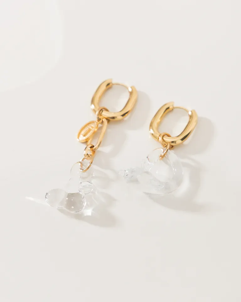 Pendientes colgantes de cristal y detalles en oro, un accesorio versátil y sofisticado de Jazmin Chebar en Bijouterie para argentina