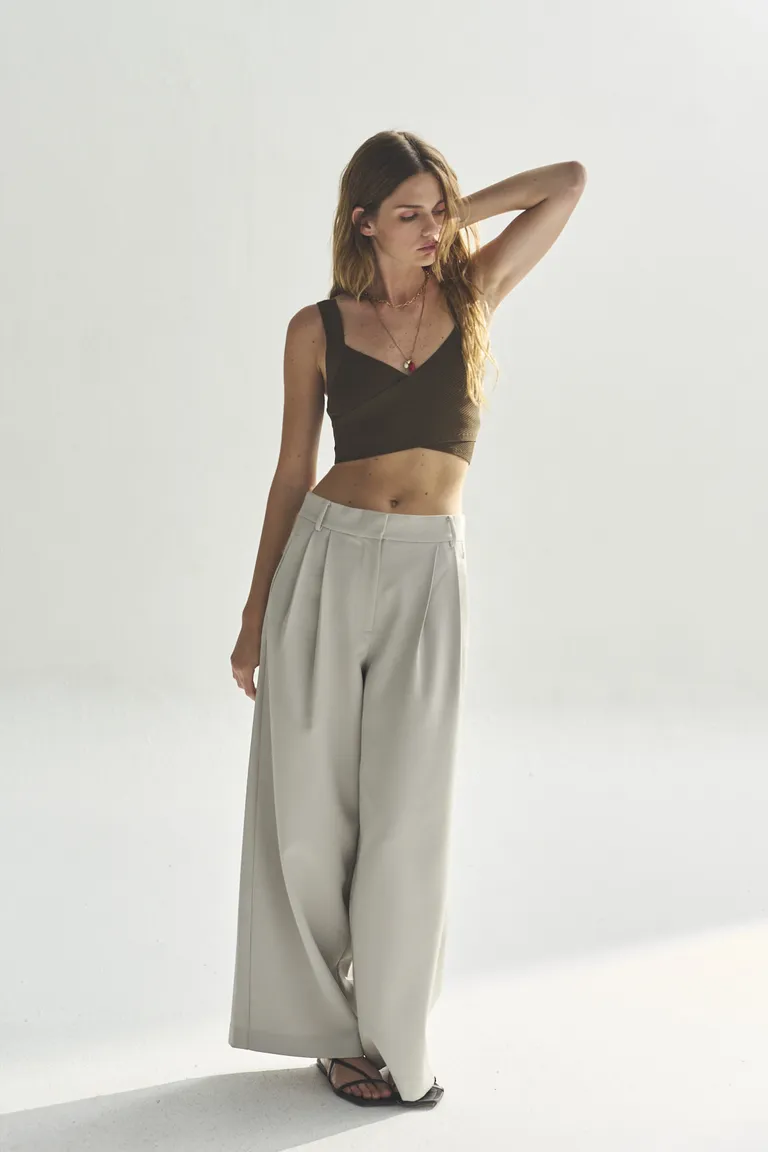 Top negro con tirantes finos y diseño minimalista de Akiabara en Tops para argentina