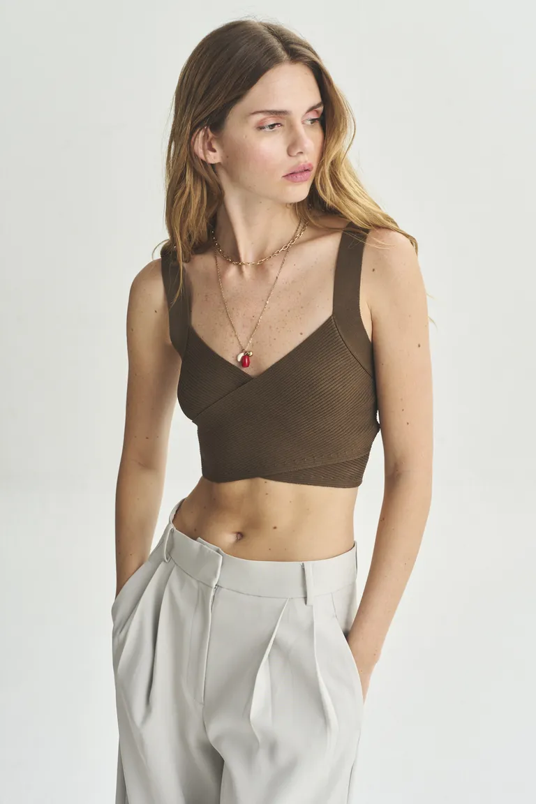 Top negro con tirantes finos y diseño minimalista de Akiabara en Tops para argentina