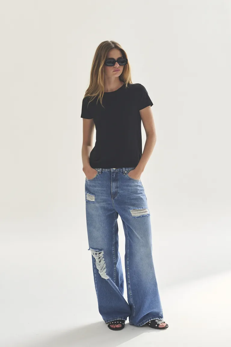 Remera negra casual y elegante para mujeres de Akiabara en Remeras para argentina