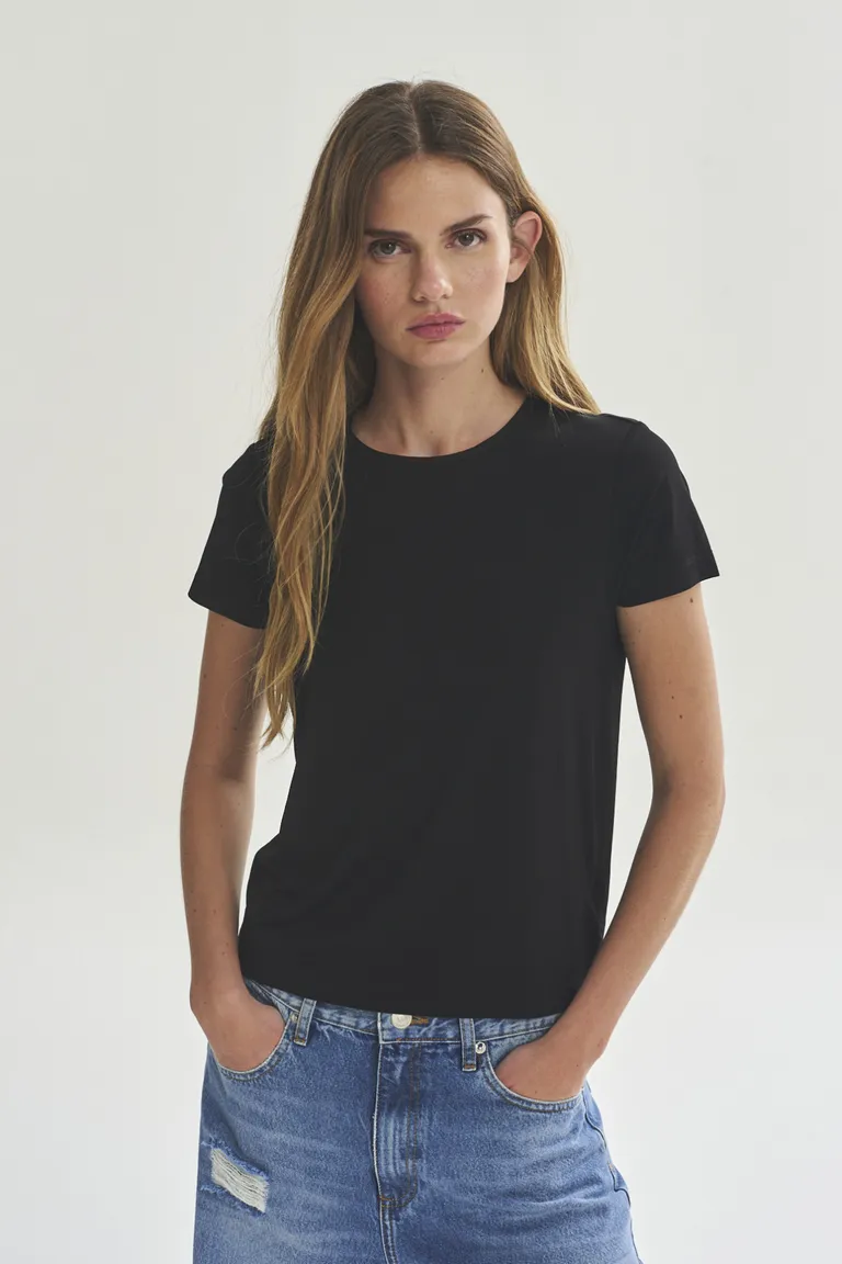 Remera negra casual y elegante para mujeres de Akiabara en Remeras para argentina