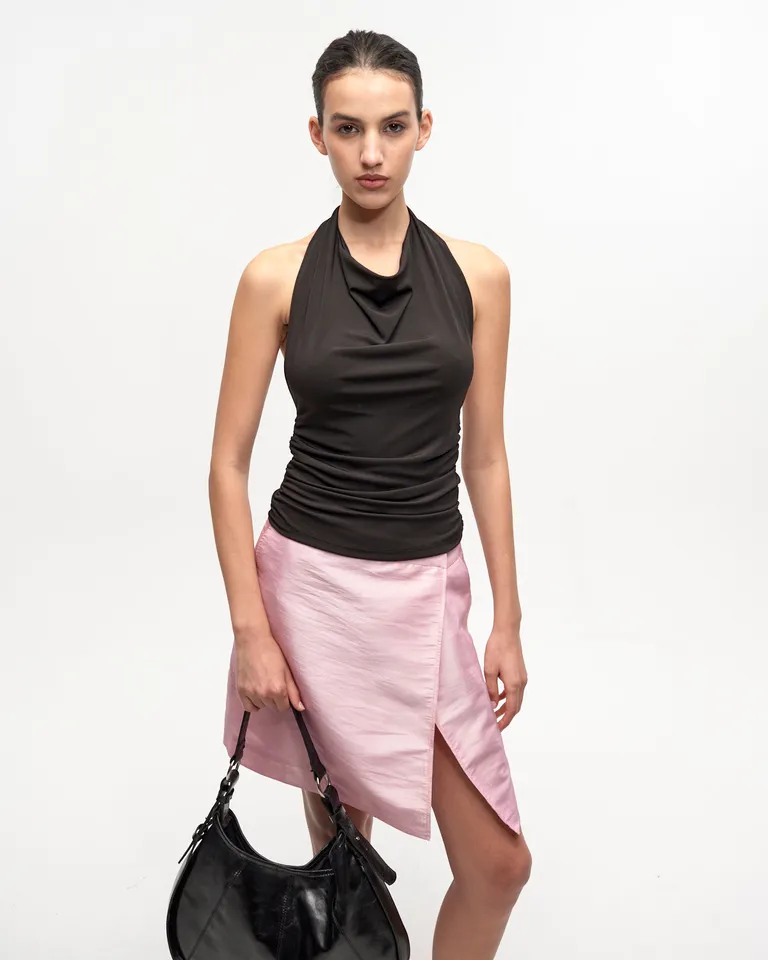 Top negro de diseño halter, ideal para crear looks urbanos y sofisticados de Ay Not Dead en Tops para argentina