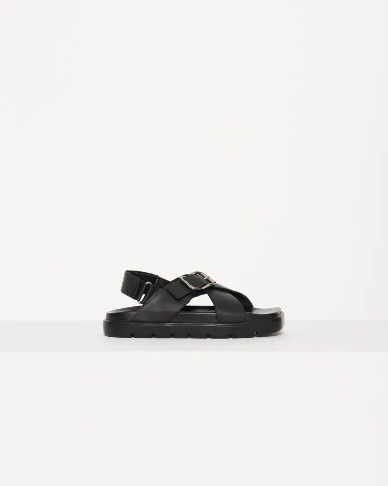 Sandalias de cuero negro con hebilla y cierre de velcro - Diseño minimalista y práctico de Jazmin Chebar en Sandalias para argentina