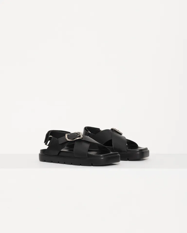 Sandalias de cuero negro con hebilla y cierre de velcro - Diseño minimalista y práctico de Jazmin Chebar en Sandalias para argentina