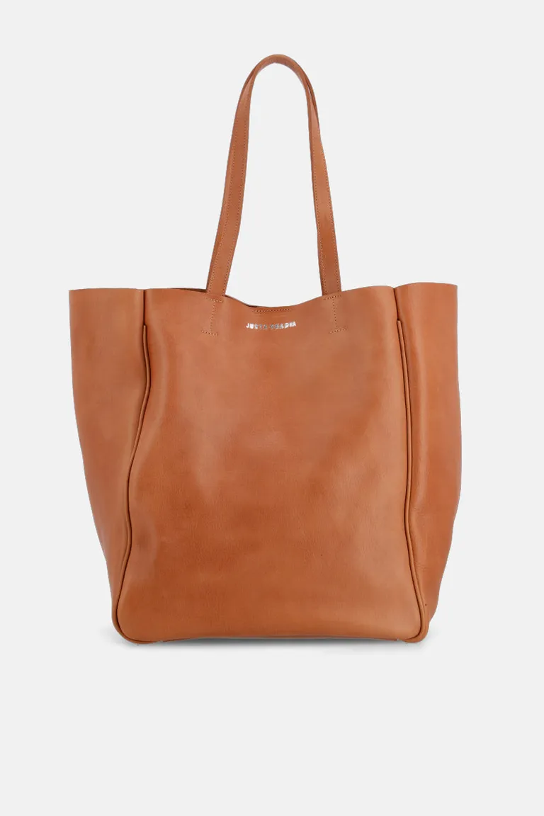 Maxi bolso de cuero vacuno en diseño funcional y elegante de Justaosadia en Bolsos y Carteras para argentina