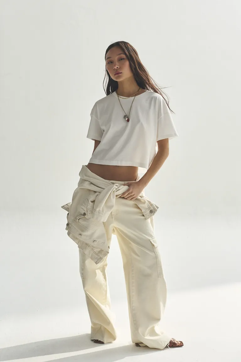 Remera de corte cropped en color neutro para mujer de Akiabara en Remeras para argentina