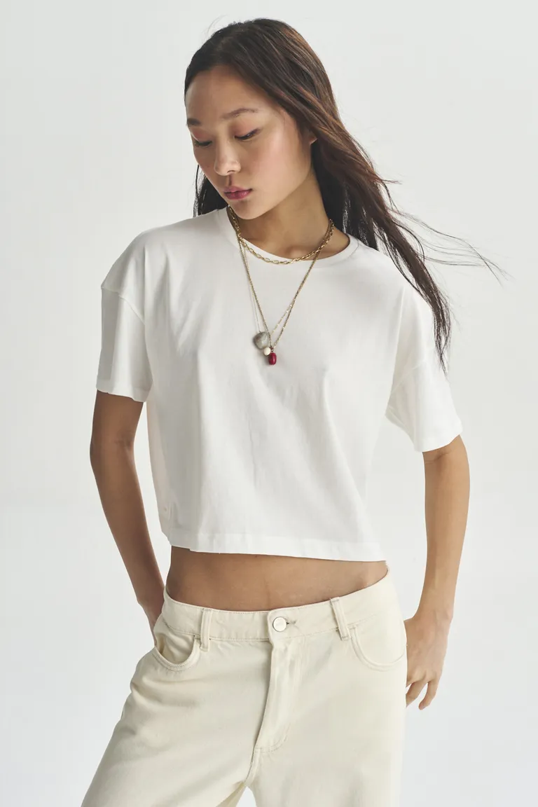 Remera de corte cropped en color neutro para mujer de Akiabara en Remeras para argentina