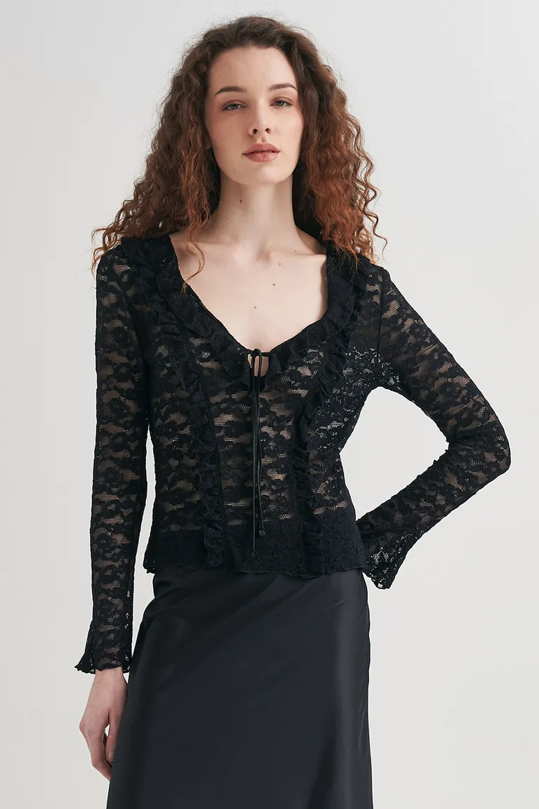 Blusa negra de encaje con mangas largas y volados en el frente de Sweet en Blusas para argentina