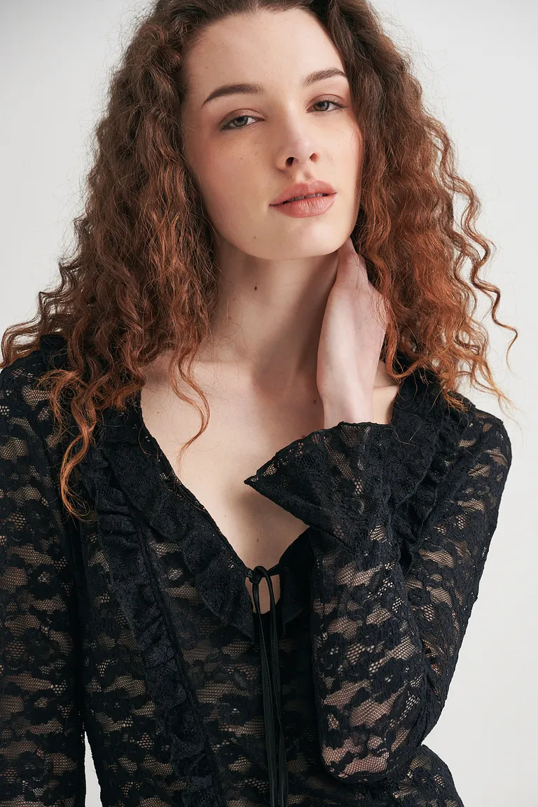 Blusa negra de encaje con mangas largas y volados en el frente de Sweet en Blusas para argentina