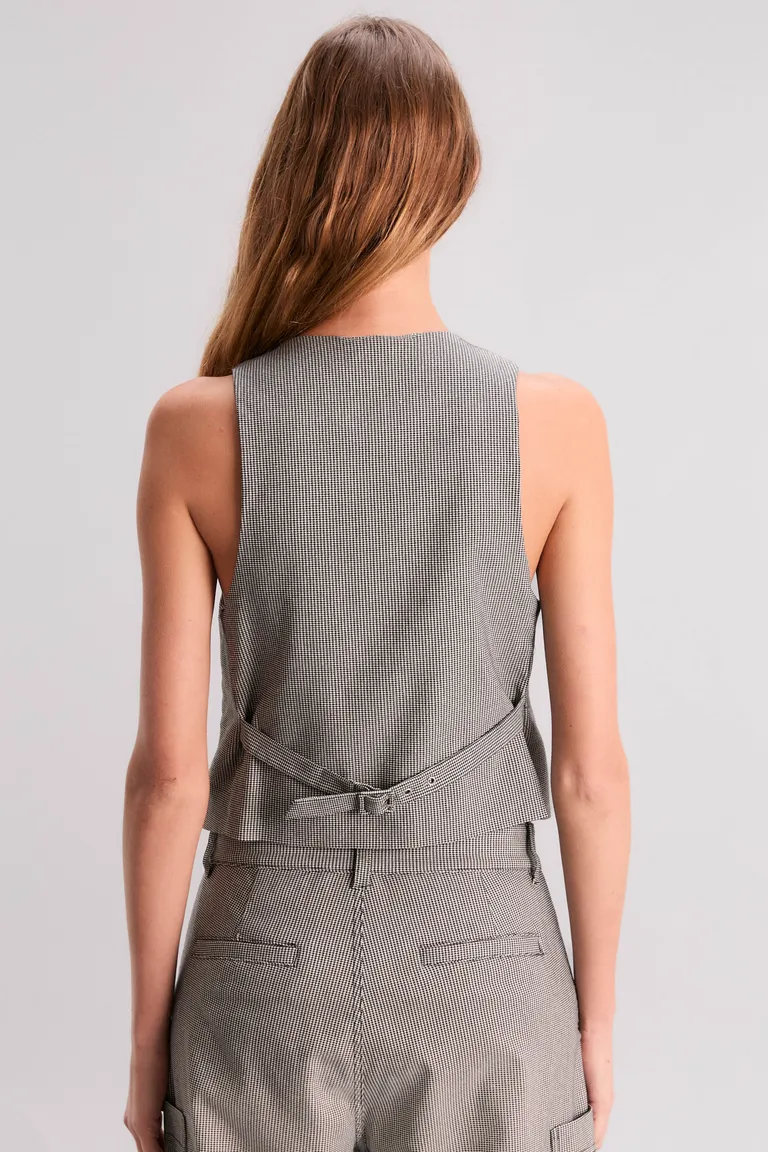 Chaleco slim sin mangas de tela pied de poule con bolsillos y cinto ajustable de Kosiuko en Chalecos para argentina