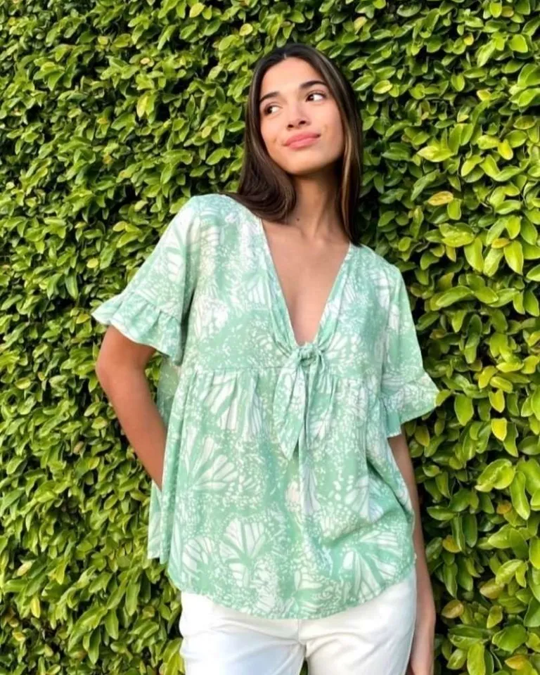 Blusa de poplin estampado con nudo y volados en las mangas de Hesed en Blusas para argentina