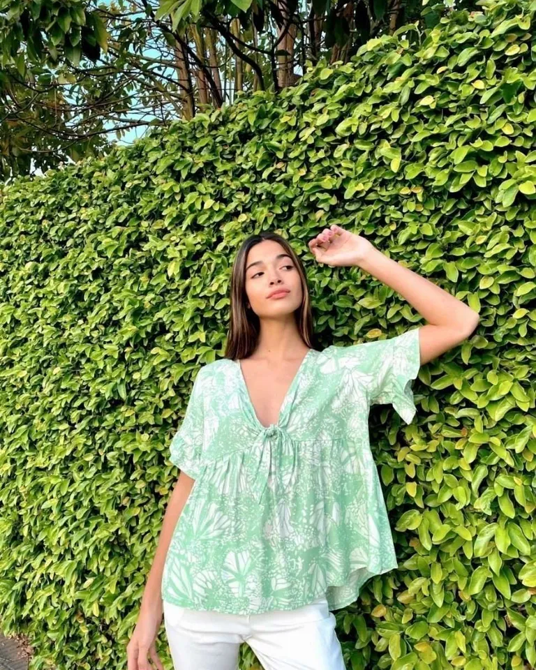 Blusa de poplin estampado con nudo y volados en las mangas de Hesed en Blusas para argentina