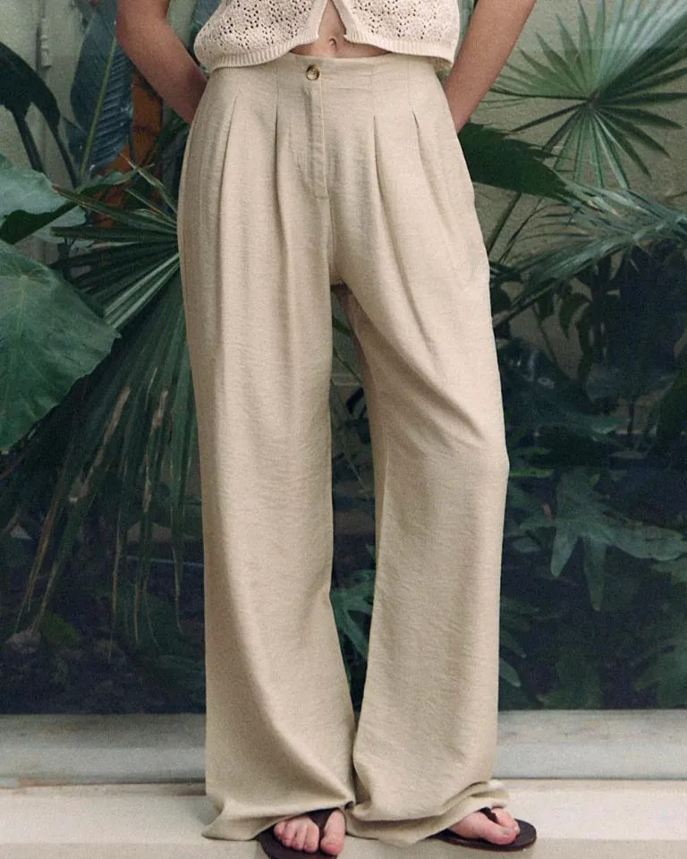 Pantalón de pierna ancha con pinzas y bolsillos laterales, confeccionado en tela de rayón de Sky en Pantalones para argentina