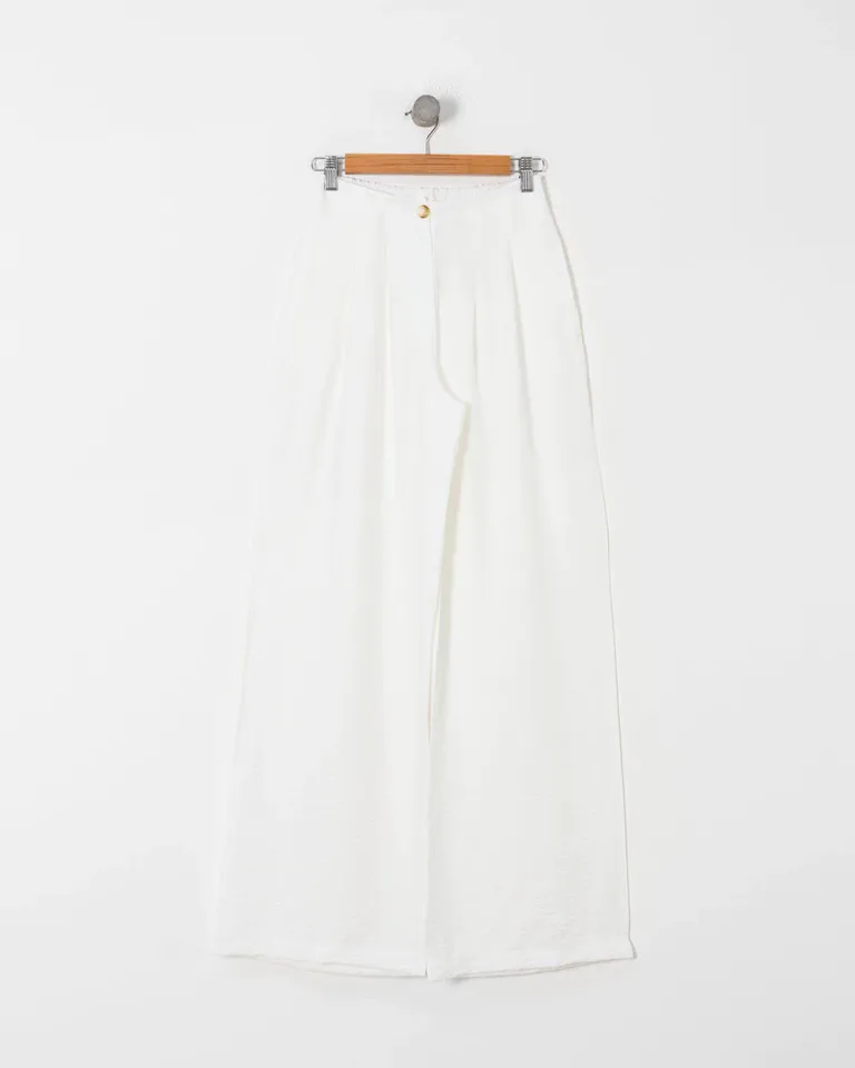 Pantalón de pierna ancha con pinzas y bolsillos laterales, confeccionado en tela de rayón de Sky en Pantalones para argentina