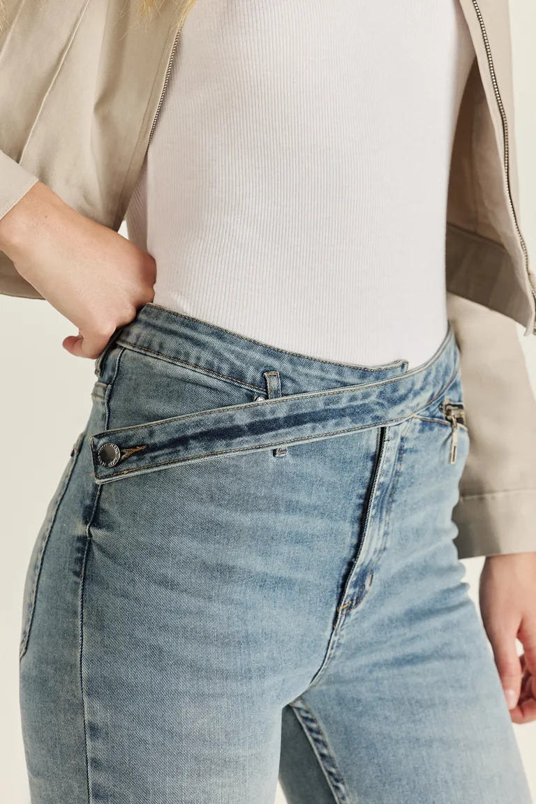 Pantalón de denim de tiro alto con cierre y bolsillos estilo flare de Tucci en Pantalones para argentina