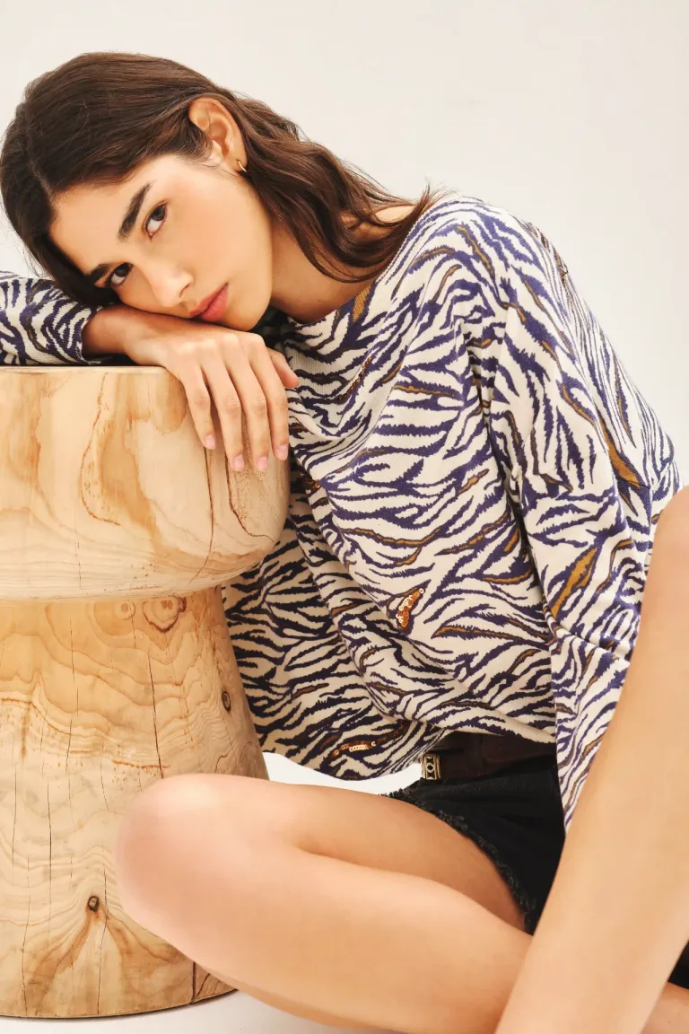 Sweater tejido con estampado animal y detalles de lentejuelas de Rapsodia en Buzos y Sweaters para argentina