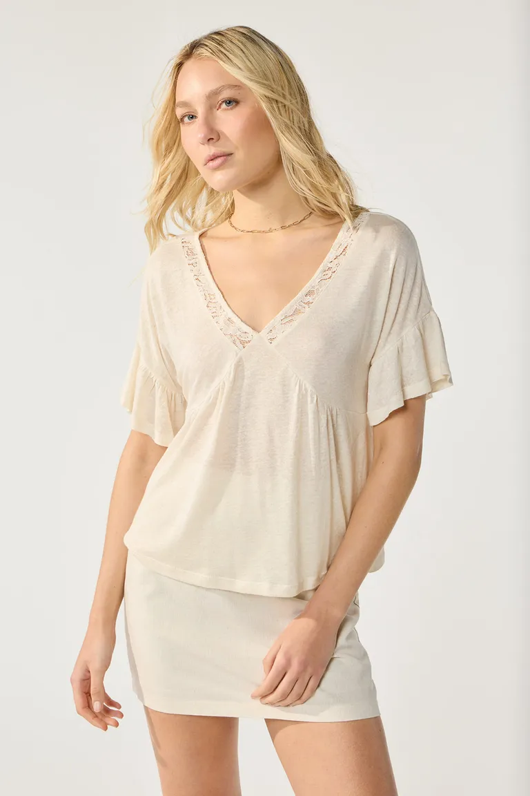 Remera en jersey de lino con detalles de encaje y volados en las mangas de Cuesta Blanca en Remeras para argentina