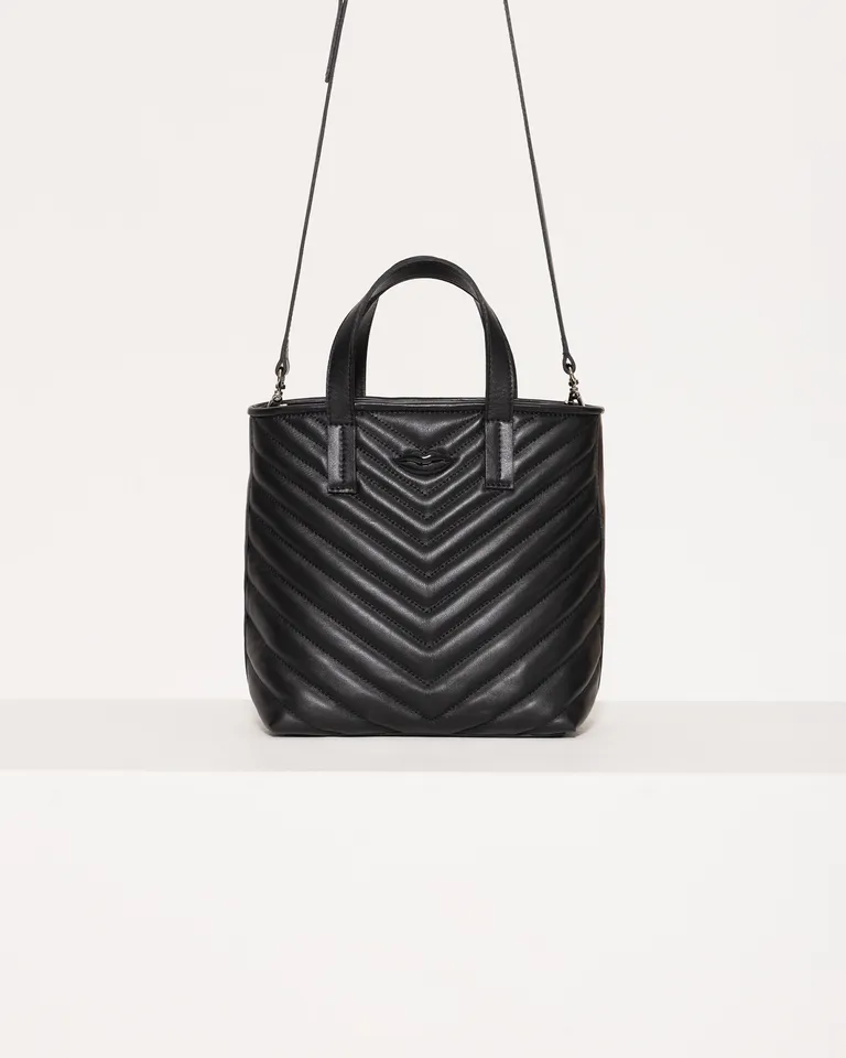 Bolso de mano femenino de cuero con textura matelaseada y correas ajustables de Jazmin Chebar en Bolsos y Carteras para argentina