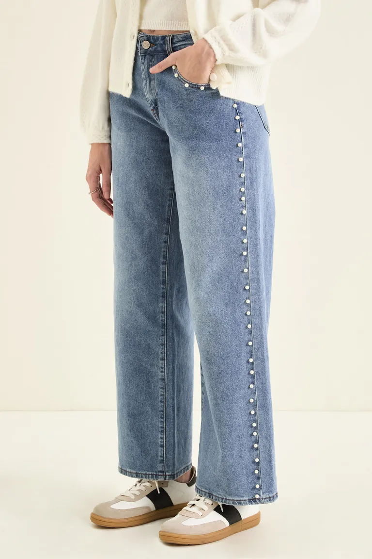 Pantalón de jean tiro medio corte amplio con perlas decorativas en laterales y bolsillos de Cuesta Blanca en Pantalones para argentina
