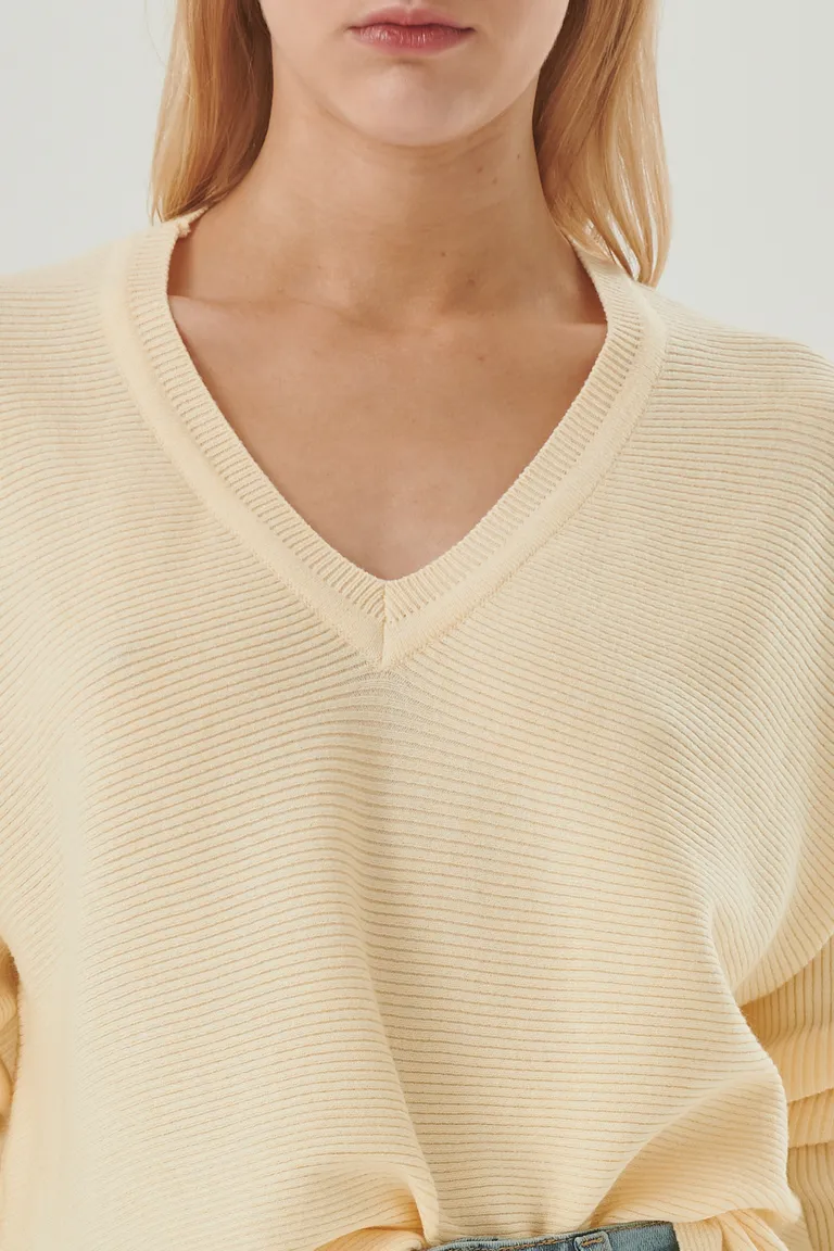 Sweater de escote en V con diseño relajado y textura suave de Sweet en Buzos y Sweaters para argentina