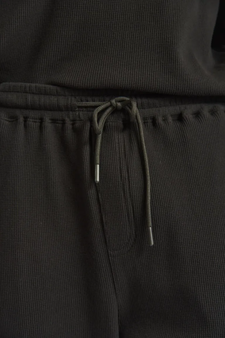 Pantalón de frisa con cintura elástica, cordón ajustable y puños en las botamangas de calce regular de Bensimon en Pantalones para argentina