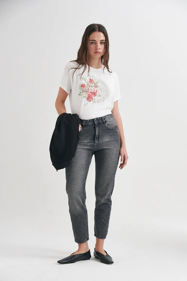 Jean mom fit de corte recto y lavado gris desgastado para un estilo retro y actual de Sweet en Pantalones para argentina