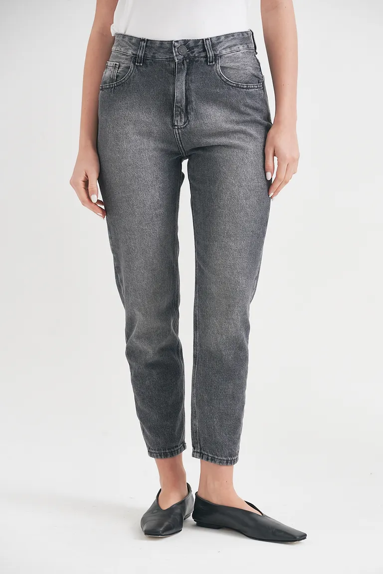 Jean mom fit de corte recto y lavado gris desgastado para un estilo retro y actual de Sweet en Pantalones para argentina