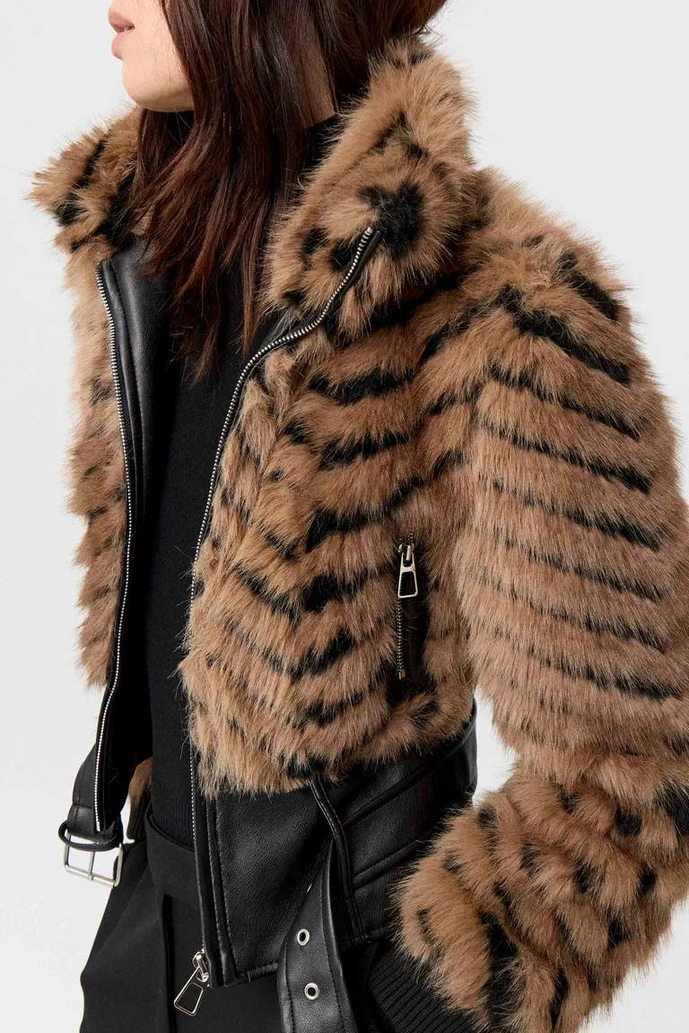 Chaqueta de textura combinada con cuello alto y cinturón con hebilla metálica en la cintura de Markova en Chaquetas para argentina