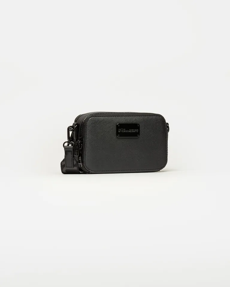 Bolso de mano negro rígido y estructurado con detalles metálicos de Prüne en Bolsos y Carteras para argentina