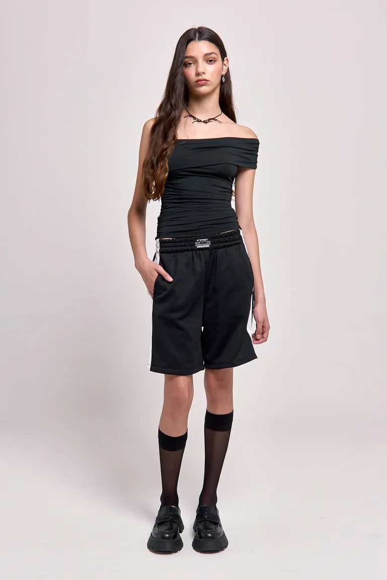 Top femenino asimétrico con escote volcado y detalles de frunces en los laterales de 47 Street en Tops para argentina