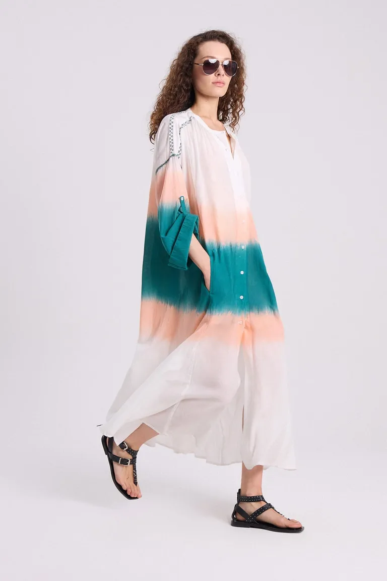Vestido de algodón camisero con diseño de dos tonos y bordados en los hombros de Maria Cher en Vestidos para argentina