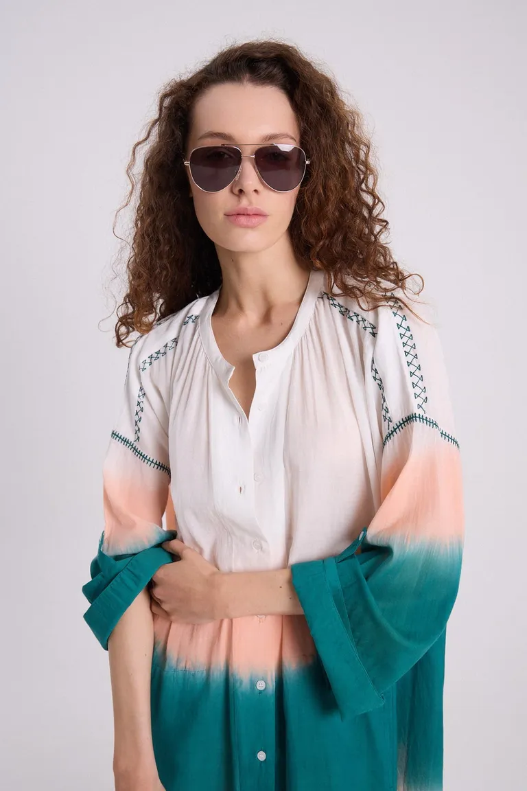 Vestido de algodón camisero con diseño de dos tonos y bordados en los hombros de Maria Cher en Vestidos para argentina