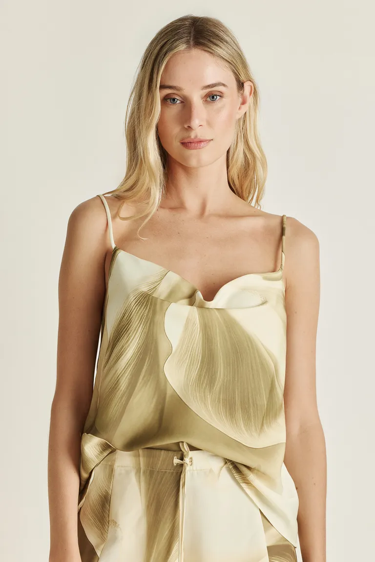 Top confeccionado en género satinado con estampa exclusiva para un look elegante y veraniego de Tucci en Tops para argentina