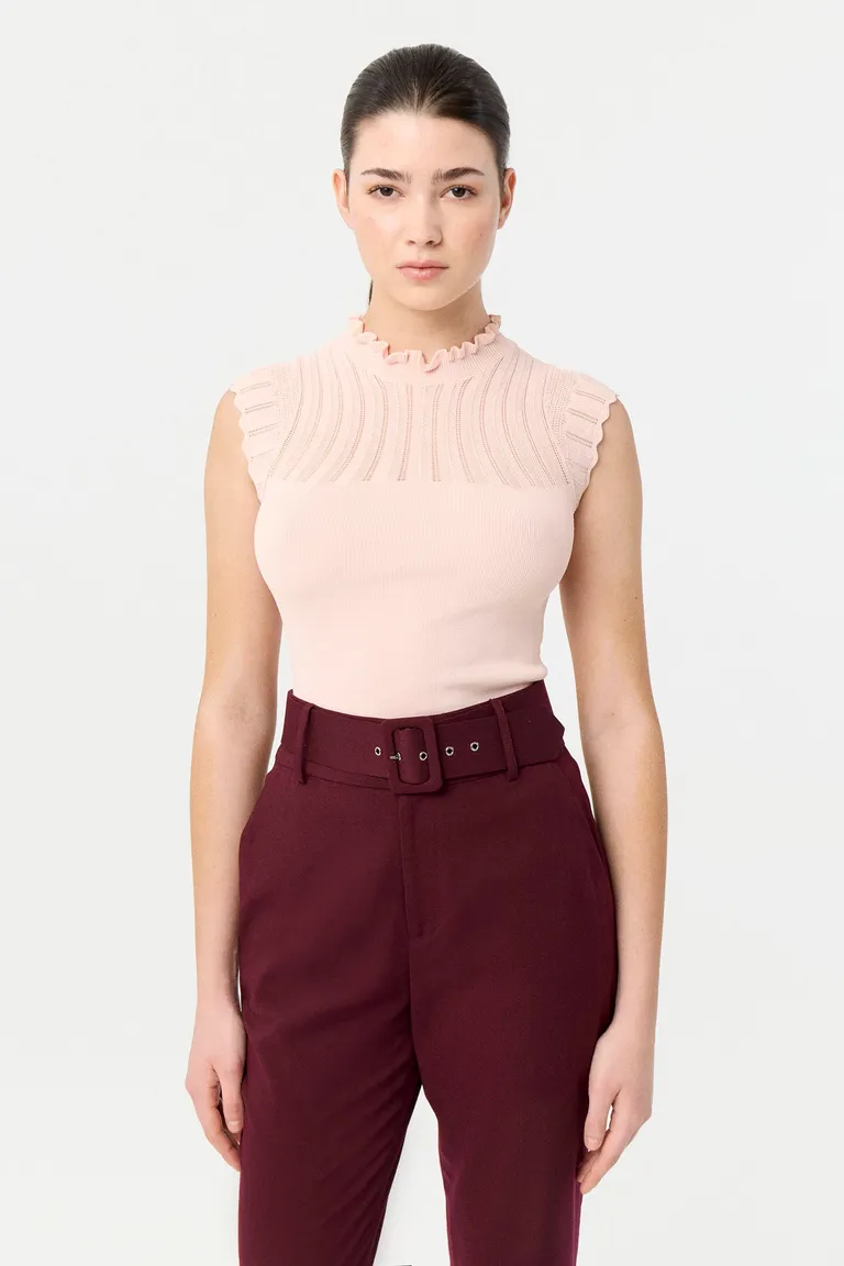 Top tejido sin mangas con cuello alto y detalle de volados en tejido calado de Markova en Tops para argentina