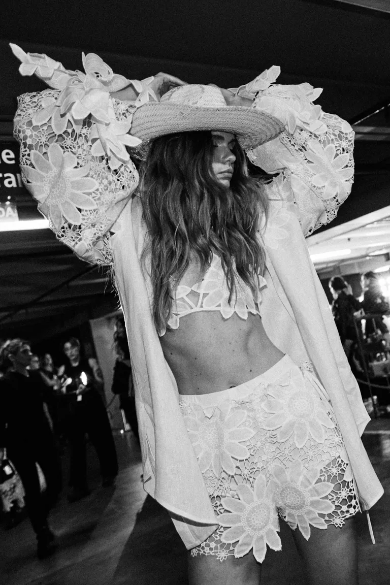 Elegante traje de baño con detalles en broderie blanco para lucir en la playa de Allo Martinez en Swimwear y Beachwear para argentina