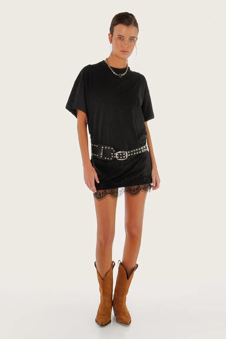 Remera negra de diseño curvo con logo de marca de Sofia Sarkany en Remeras para argentina