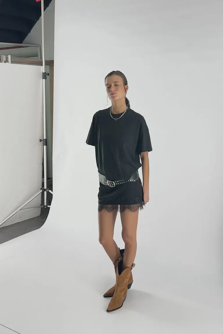 Remera negra de diseño curvo con logo de marca de Sofia Sarkany en Remeras para argentina