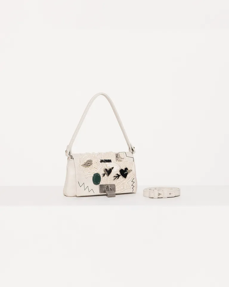 Bolso mini con detalles y aplicaciones en cuero blanco de Jazmin Chebar en Bolsos y Carteras para argentina