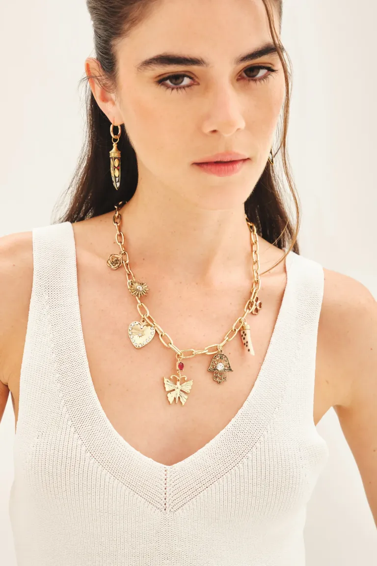 Collar dorado con dijes metálicos y strass, ideal para complementar tu estilo de Rapsodia en Bijouterie para argentina