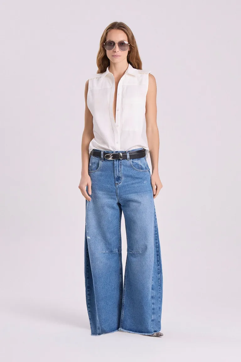 Camisa blanca sin mangas de corte recto y cuello camisero de Maria Cher en Camisas para argentina