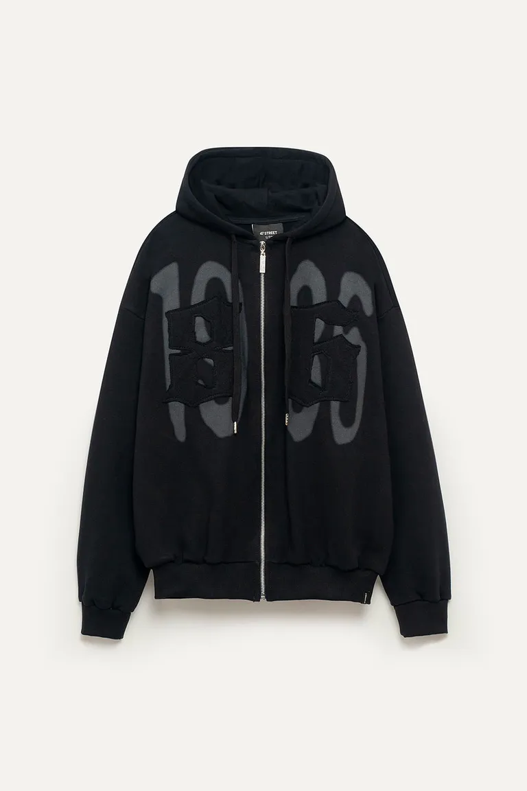 Campera de frisa negra de silueta amplia con detalles distintivos de 47 Street en Buzos y Sweaters para argentina