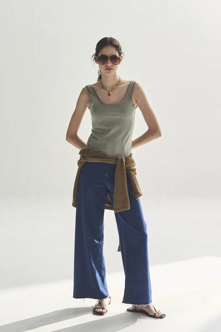 Musculosa verde de corte elegante y diseño contemporáneo para la mujer moderna de Akiabara en Tops para argentina