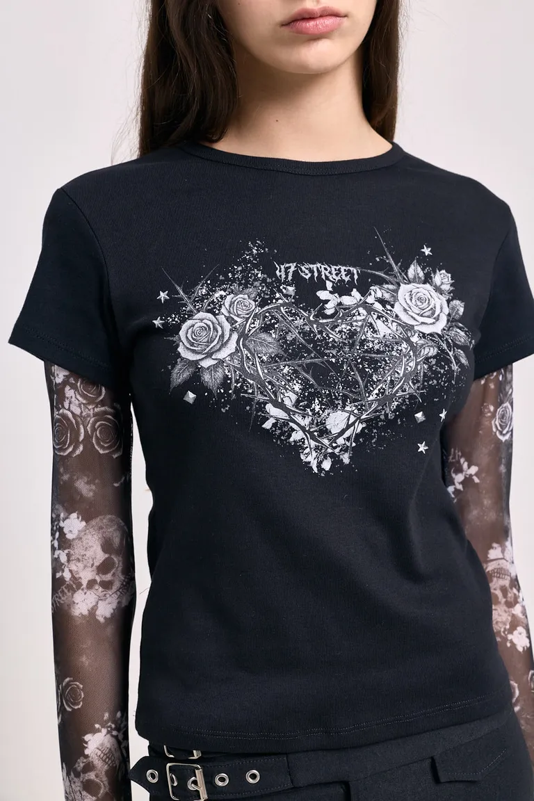 Remera con mangas largas transparentes estampadas y diseño de corazón frontal con flores para mujer de 47 Street en Remeras para argentina