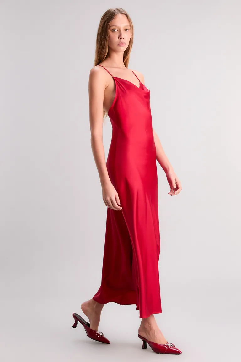 Vestido largo de satén rojo con escote delantero y breteles ajustables de Kosiuko en Vestidos para argentina
