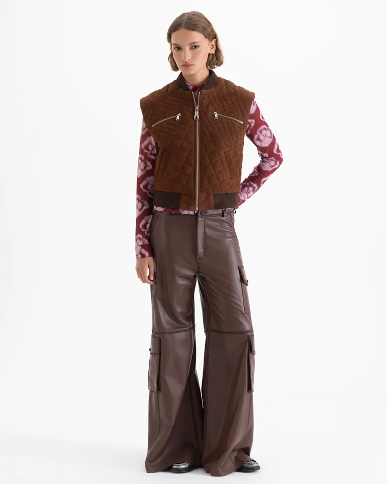 Chaleco de estilo matelaseado con cuello y cintura tejidos de ajuste clásico de Jazmin Chebar en Chalecos para argentina