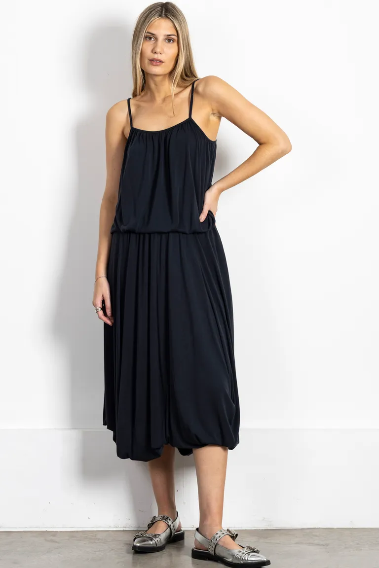 Remera modal negra de silueta balloon con reguladores en breteles de Kill en Remeras para argentina