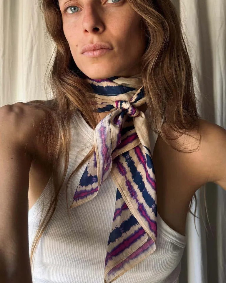 Pañuelo de voile ultrafino con estampa sofisticada y detalles refinados de Maria Cher en Bufandas y Pañuelos para argentina